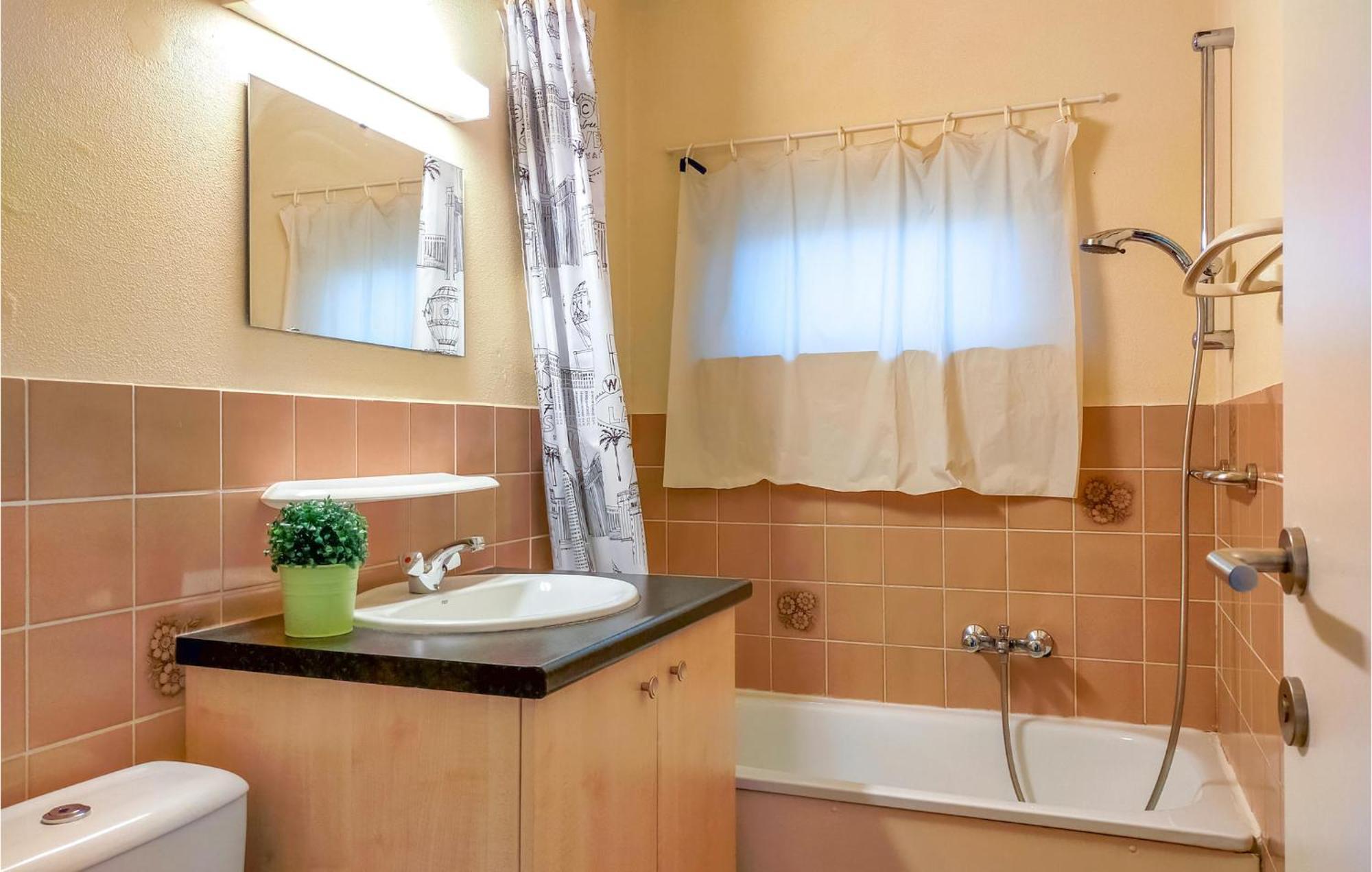 3 Bedroom Awesome Home In Oostduinkerke Esterno foto