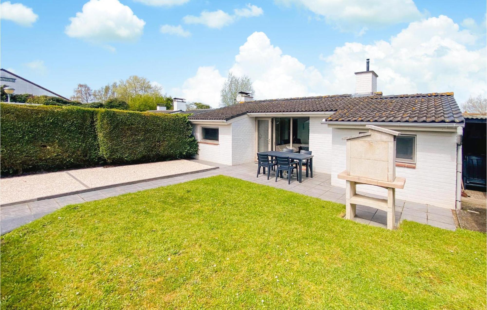 3 Bedroom Awesome Home In Oostduinkerke Esterno foto