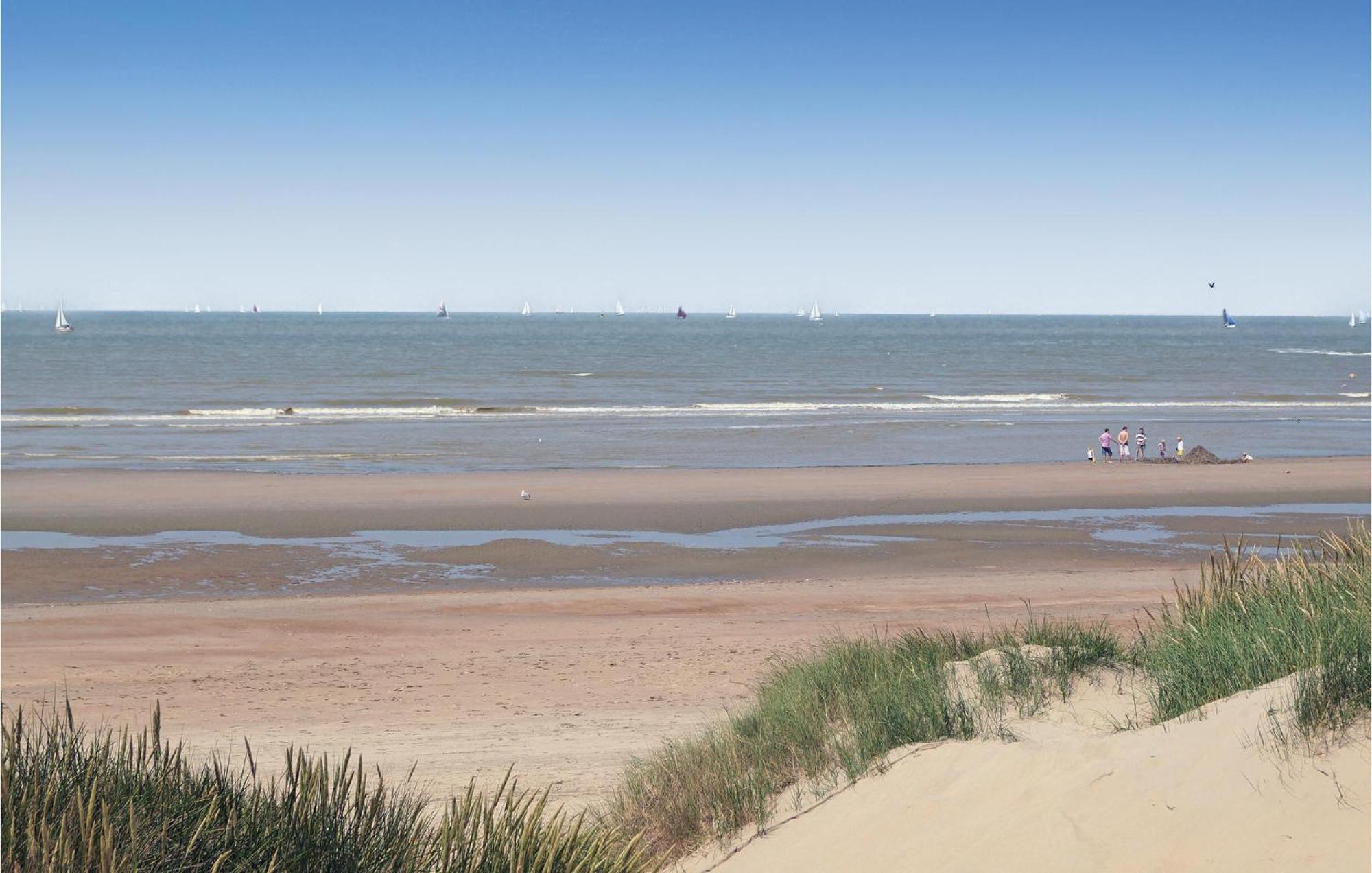 3 Bedroom Awesome Home In Oostduinkerke Esterno foto